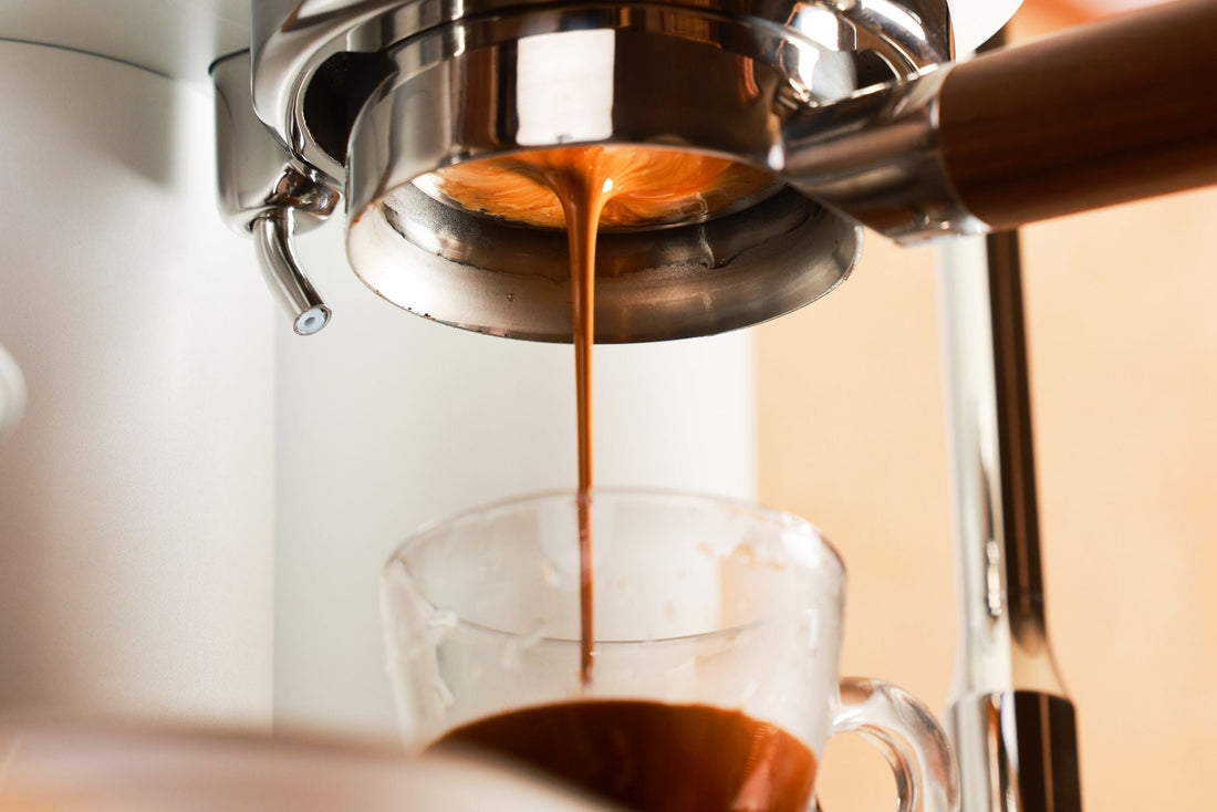 Meraki espresso machine integrating its grinder, dual scales, dual boilers and touchscreen in one home system