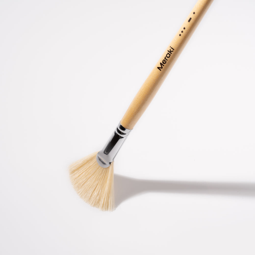 Fan-shaped Meraki brush with wooden handle and bristles