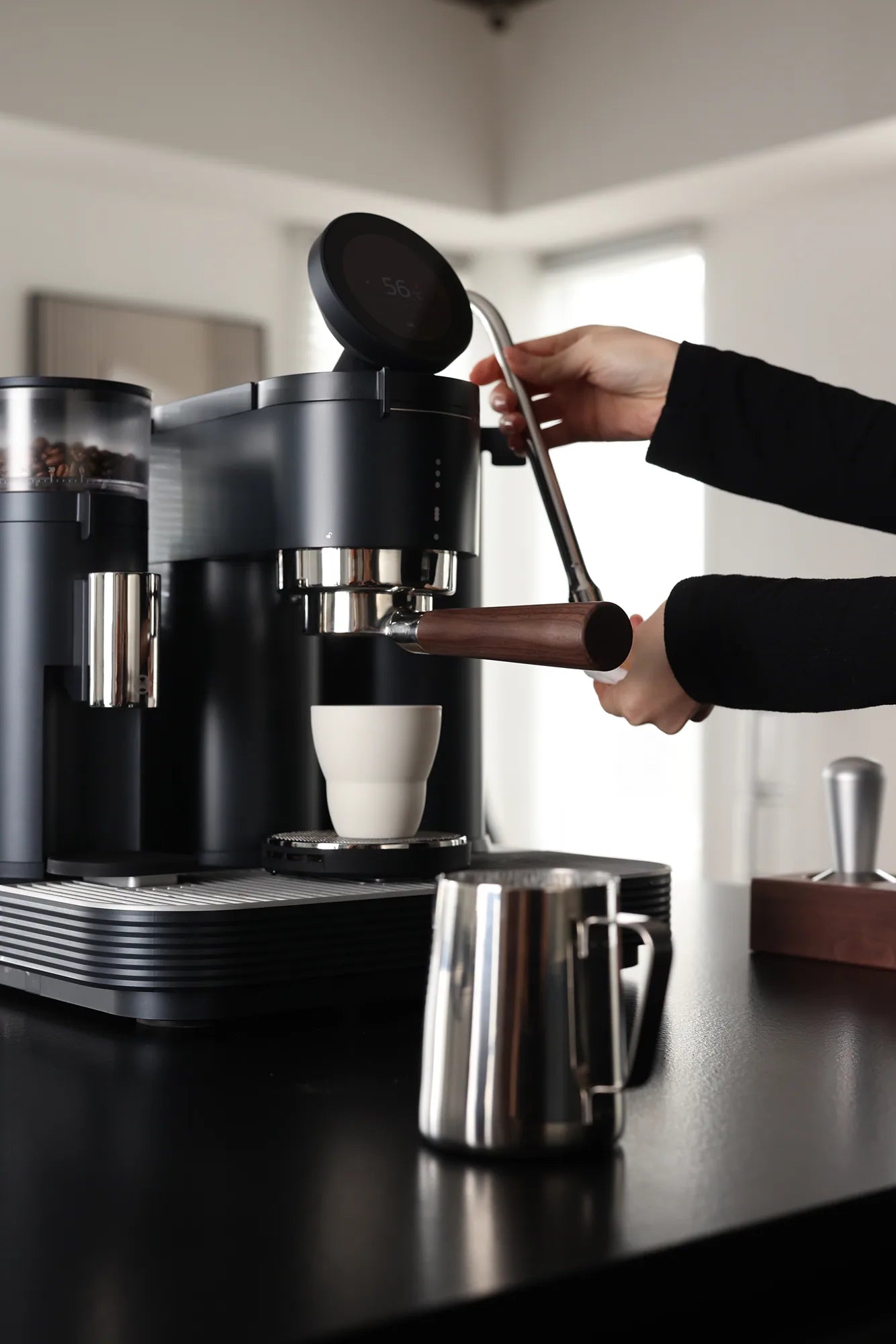 Home barista using the Meraki screen and portafilter during preparation